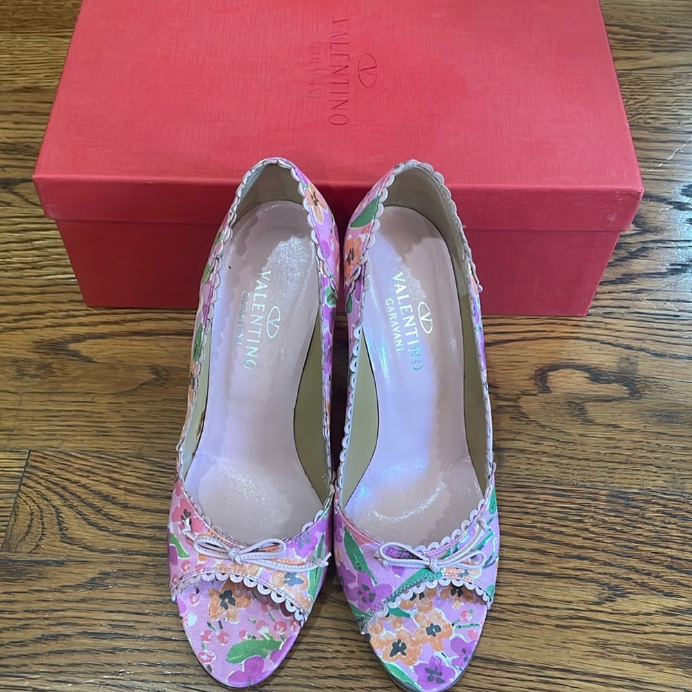 Valentino Garavani pink floral peep toe heels size 37.5 EUC